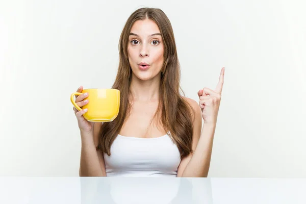 Young Caucasian Woman Holding Cup Having Some Great Idea Concept — Stock Photo, Image
