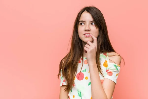 Girl Wearing Summer Clothes Red Wall Looking Sideways Doubtful Skeptical — Stock Photo, Image