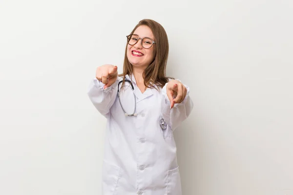 Jonge Dokter Vrouw Tegen Een Witte Muur Vrolijke Glimlach Naar — Stockfoto