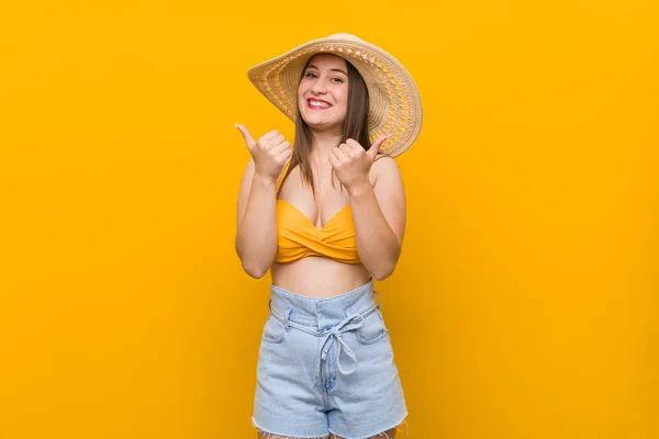 Mujer Caucásica Joven Con Sombrero Paja Mirada Verano Levantando Ambos — Foto de Stock