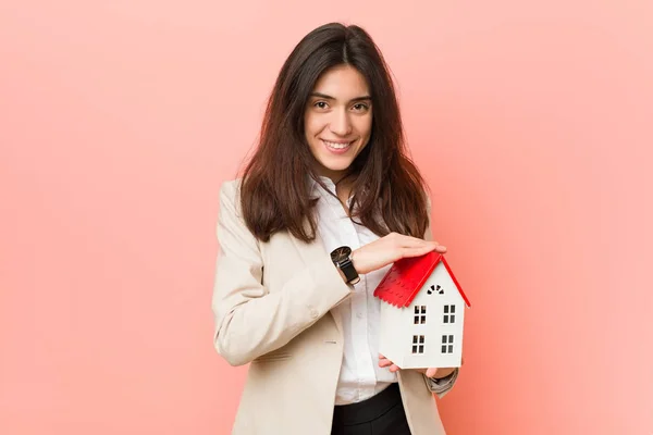 Jovem Caucasiana Segurando Ícone Casa — Fotografia de Stock