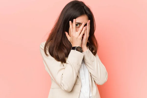 Jong Brunette Zakenvrouw Tegen Een Roze Achtergrond Knipperen Door Vingers — Stockfoto