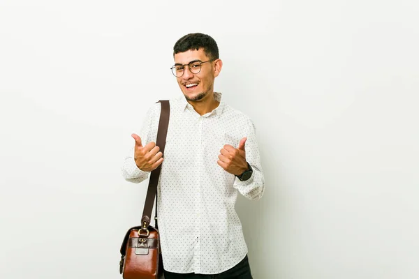 Mladý Nesvůj Příležitostný Obchodní Muž Zvedavý Palce Usmívající Sebevědomý — Stock fotografie