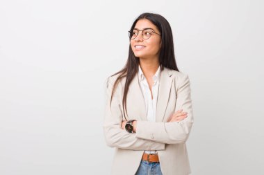 Genç iş arap kadın beyaz bir arka plan karşı izole çapraz kolları ile emin gülümseyerek.