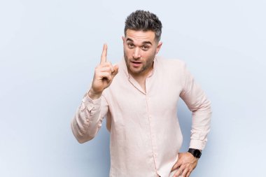 Genç yakışıklı serin adam bir fikir, ilham kavramı olan.