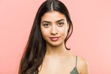 Genç bir güzellik ve doğal Arap kadın poz yakın çekim