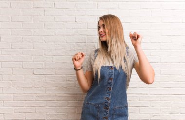 Genç rus hipster kadın dans ve eğlenmek