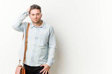 Genç yakışıklı iş adamı yorgun ve çok uykulu başında el tutmak.