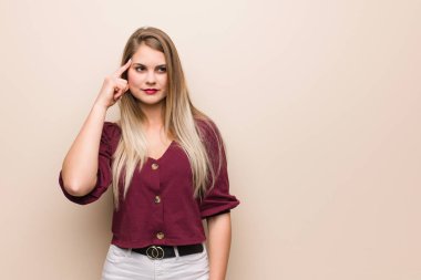 Genç Rus kadın bir fikir düşünüyor