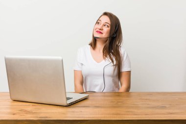 Genç telemarketer kadın hedefleri ve amaçları ulaşma hayal