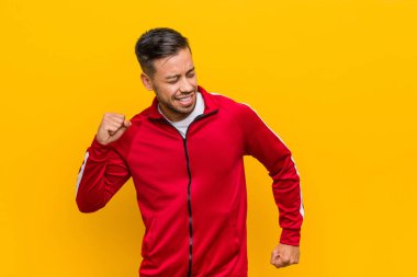 Genç filipinli fitness adam dans ve eğlenmek.
