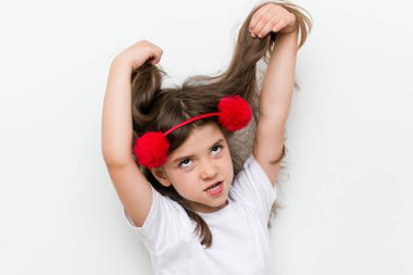 Kostüm ve aksesuarları ile küçük beyaz kız eğlenin