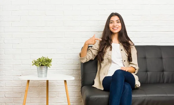 Mujer Árabe Joven Sentada Sofá Persona Señalando Mano Espacio Copia —  Fotos de Stock