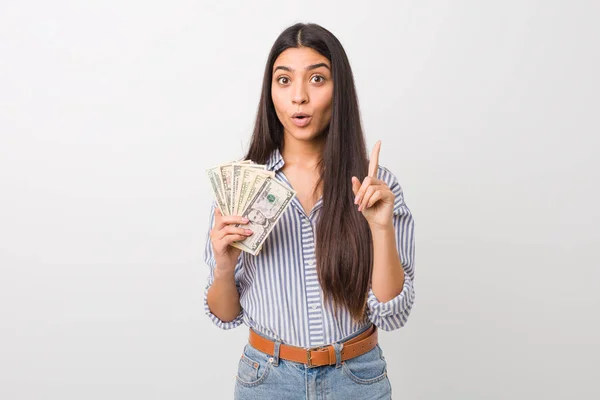 Jonge Arabische Vrouw Houden Dollars Met Een Groot Idee Concept — Stockfoto