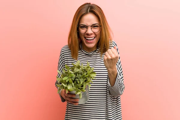 Jovem Segurando Uma Planta Animada Despreocupada Conceito Vitória — Fotografia de Stock