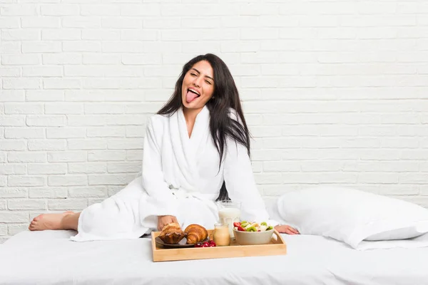 Jonge Bochtige Vrouw Het Nemen Van Een Ontbijt Het Bed — Stockfoto