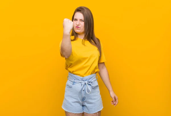 Молодая Женщина Подросток Жёлтой Рубашке Показывает Кулак Камеру Агрессивное Выражение — стоковое фото