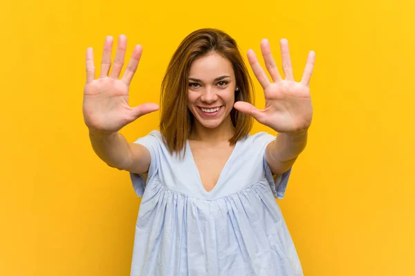 Junge Hübsche Junge Frau Zeigt Nummer Zehn Mit Händen — Stockfoto