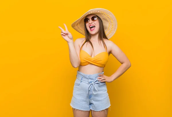 Mulher Caucasiana Jovem Usando Chapéu Palha Verão Olhar Alegre Despreocupado — Fotografia de Stock