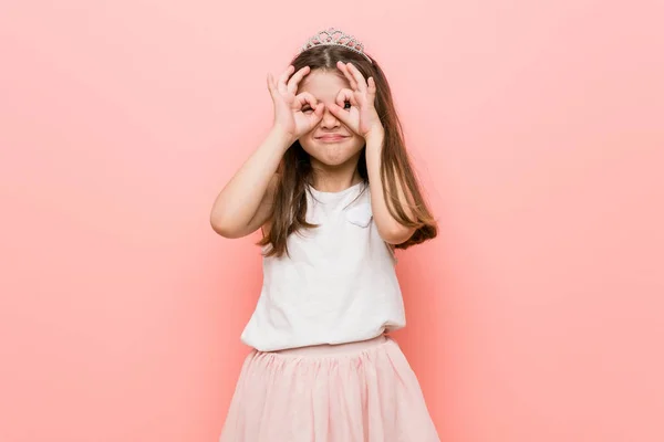 Маленька Дівчинка Принцесі Дивиться Показуючи Добре Знак Над Очима — стокове фото