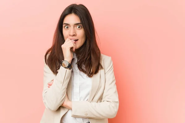 Ung Brunette Kvinne Mot Rosa Bakgrunn Biter Negler Nervøse Veldig – stockfoto