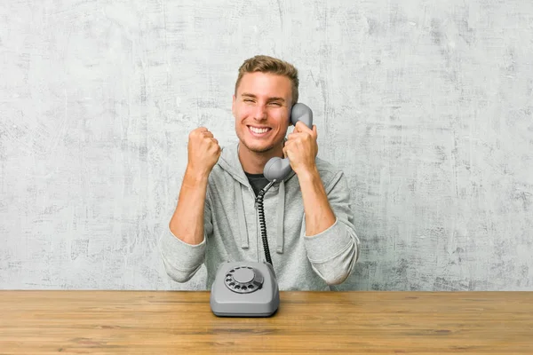 Joven Hablando Por Teléfono Vintage Levantando Puños Sintiéndose Feliz Exitoso —  Fotos de Stock