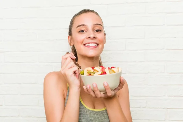 Giovane Donna Sportiva Caucasica Possesso Una Ciotola Cereali — Foto Stock