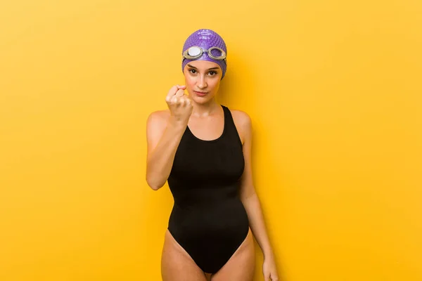 Giovane Nuotatrice Caucasica Mostrando Pugno Alla Macchina Fotografica Espressione Facciale — Foto Stock
