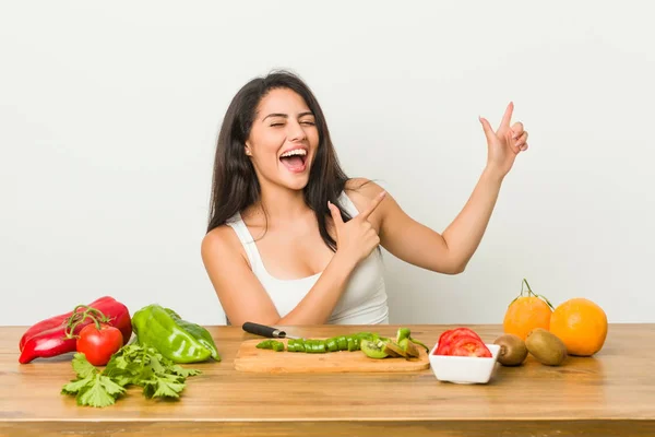 Young Curvy Woman Preparing Healthy Meal Pointing Forefingers Copy Space — Stock Photo, Image