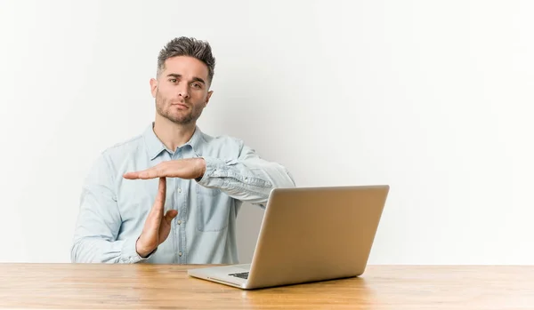 Jovem Homem Bonito Trabalhando Com Seu Laptop Mostrando Gesto Tempo — Fotografia de Stock