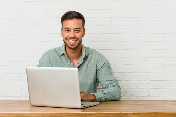 Joven Filipino Sentado Trabajando Con Portátil Feliz Sonriente Alegre —  Fotos de Stock