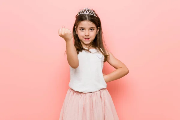 Маленька Дівчинка Образі Принцеси Показує Кулак Камеру Агресивний Вираз Обличчя — стокове фото