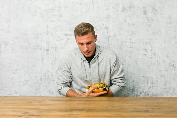 Joven Hombre Guapo Sosteniendo Lingote Oro Una Mesa Enfermo Que — Foto de Stock