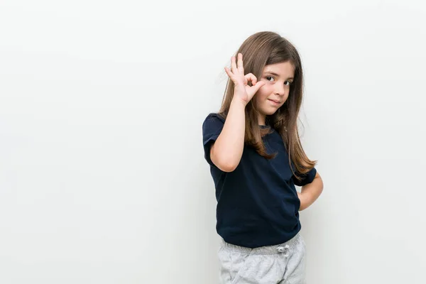 Bonito Pouco Caucasiano Menina Alegre Confiante Mostrando Gesto — Fotografia de Stock