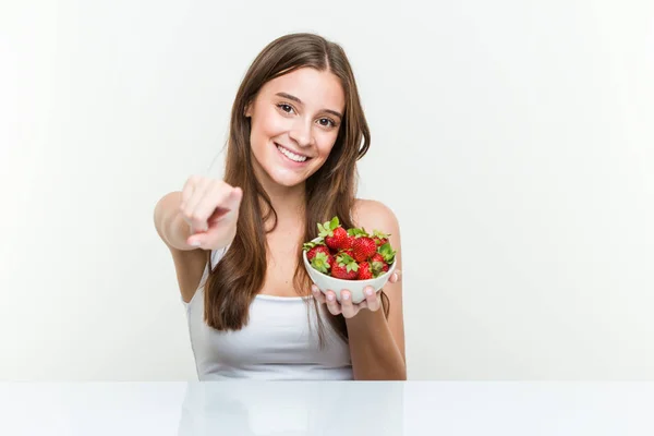 Young Caucasian Woman Holding Strawberries Bowl Cheerful Smiles Pointing Front — Stock Fotó