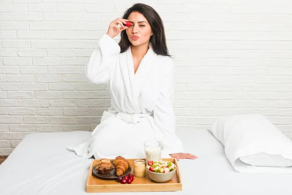 Jonge Spaanse Vrouw Ontbijten Het Bed — Stockfoto
