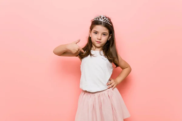 Menina Vestindo Uma Princesa Olhar Pessoa Apontando Mão Para Espaço — Fotografia de Stock