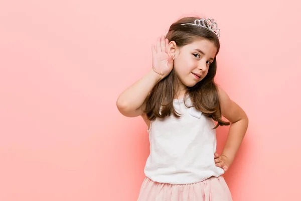 Κοριτσάκι Που Φοράει Μια Πριγκίπισσα Δείχνει Προσπαθεί Ακούσει Ένα Κουτσομπολιό — Φωτογραφία Αρχείου
