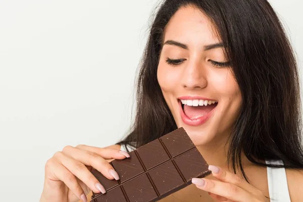 Mujer Hispana Joven Sosteniendo Una Tableta Chocolate — Foto de Stock