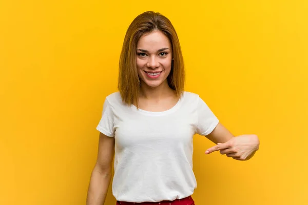 Młody Naturalny Kaukaski Kobieta Osoba Wskazując Ręką Miejsca Kopiowania Koszuli — Zdjęcie stockowe