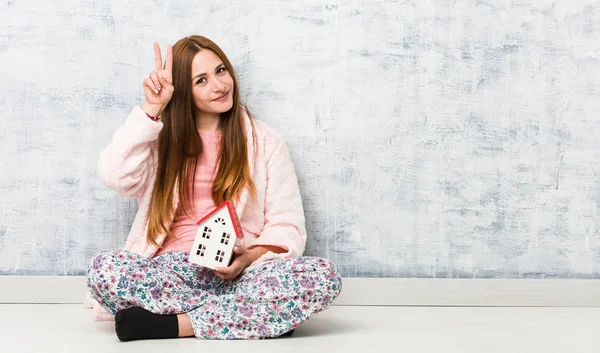 Jeune Femme Caucasienne Tenant Une Icône Maison Montrant Signe Victoire — Photo