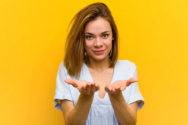 Joven Bonita Joven Sosteniendo Algo Con Las Palmas Las Manos — Foto de Stock