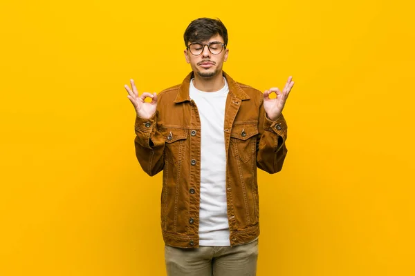 Jovem Hispânico Casual Homem Relaxa Depois Trabalhar Duro Dia Ela — Fotografia de Stock