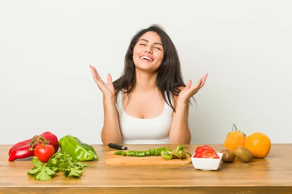 Giovane Donna Curvy Preparare Pasto Sano Gioioso Ridere Molto Concetto — Foto Stock