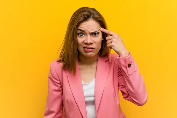 Jonge Modezaken Vrouw Toont Een Teleurstelling Gebaar Met Wijsvinger — Stockfoto