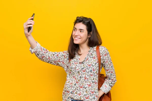 携帯電話を持つ若い白人女性 — ストック写真