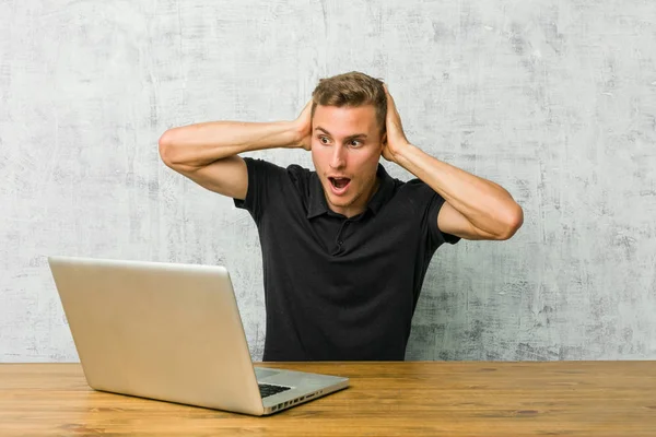 Young Entrepreneur Working His Laptop Desk Covering Ears Hands Trying — Stock Photo, Image