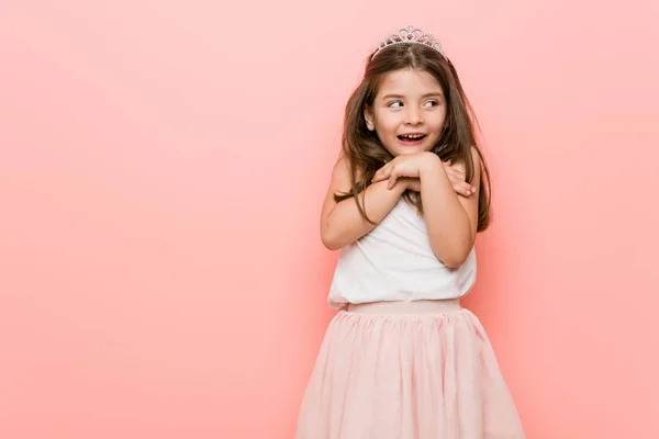 Маленька Дівчинка Образі Принцеси Тримає Руки Під Підборіддям Виглядає Щасливо — стокове фото