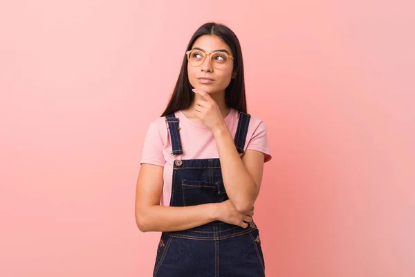 Jovem Mulher Árabe Bonita Vestindo Jeans Dungaree Olhando Para Lados — Fotografia de Stock