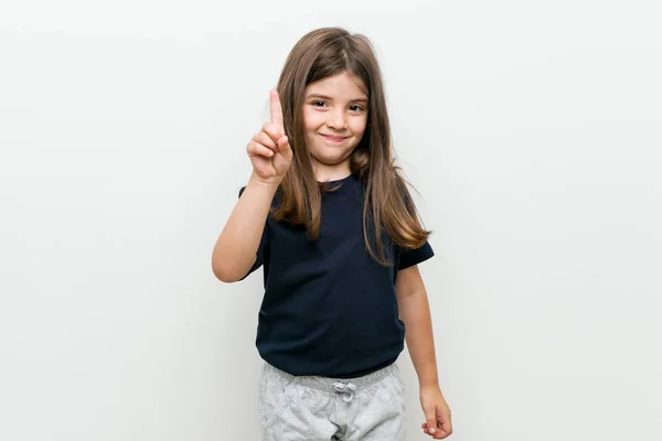 Bonito Pouco Caucasiano Menina Mostrando Número Com Dedo — Fotografia de Stock
